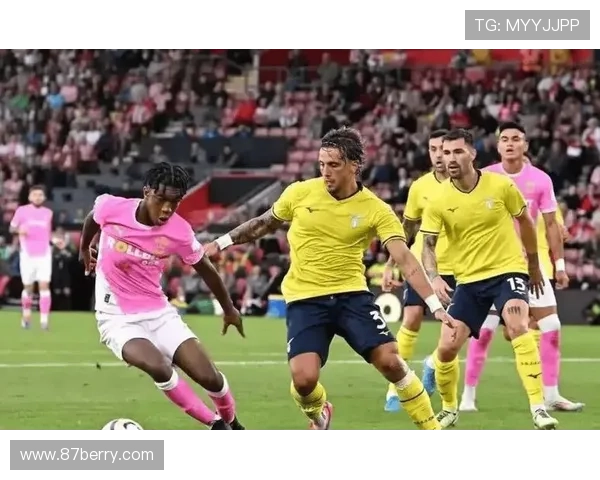 维罗纳二比一逆转鲍伊弗雷泽破门