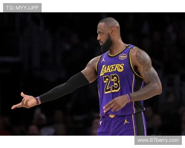 [NBA]詹姆斯断球反击 助攻里夫斯三分命.