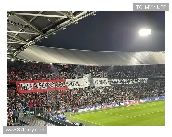东看台燃情欧冠半决赛tifo